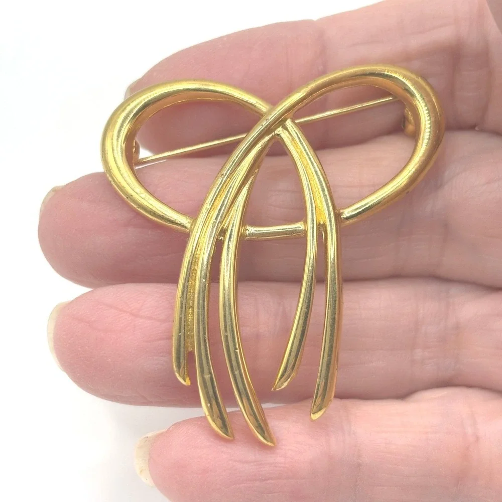 Vintage Trifari Gold Tone Abstract Swirl Ribbon Brooch Pin Elegant